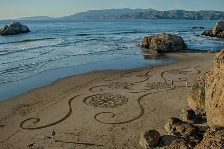 sand art sculpture dessin sable plage mogwaii (127)