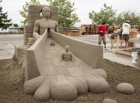 sand art sculpture dessin sable plage mogwaii (11)
