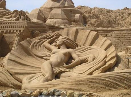 sand art sculpture dessin sable plage mogwaii (1)