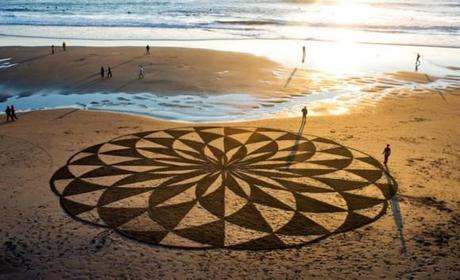 sand art sculpture dessin sable plage mogwaii (37)