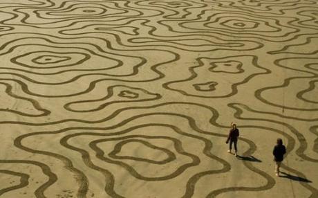 sand art sculpture dessin sable plage mogwaii (47)