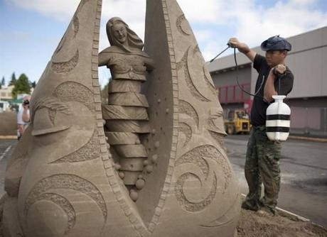 sand art sculpture dessin sable plage mogwaii (18)