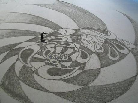 sand art sculpture dessin sable plage mogwaii (87)