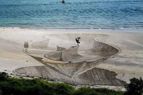 sand art sculpture dessin sable plage mogwaii (35)