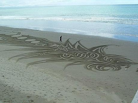 sand art sculpture dessin sable plage mogwaii (41)