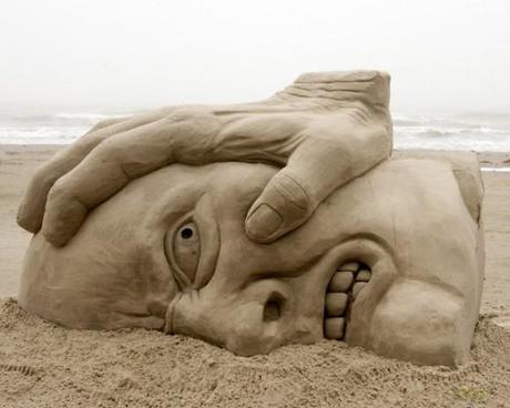 sand art sculpture dessin sable plage mogwaii (104)
