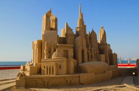 sand art sculpture dessin sable plage mogwaii (62)