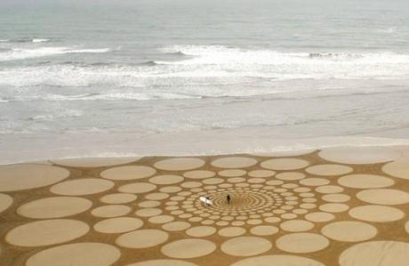 sand art sculpture dessin sable plage mogwaii (69)