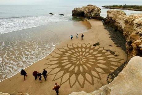 sand art sculpture dessin sable plage mogwaii (36)