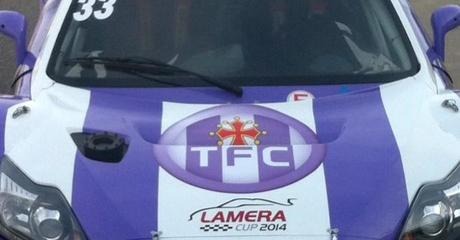 Une voiture de  course aux couleurs du Toulouse Football Club