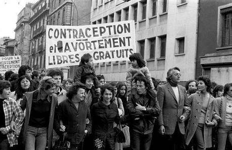 Une manifestation pour le droit à l'avortement et à la contraception à Grenoble, en 1973. PUECH MICHEL/SIPA 