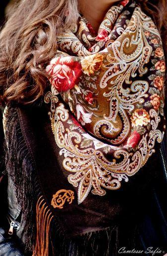 foulard-Rendez-vous-In-Tuileries-enseigne-Comtesse-Sofia-tendance-2014-saison-automnale-quel-foulard-porter-à-l'-approche-de-l'automne