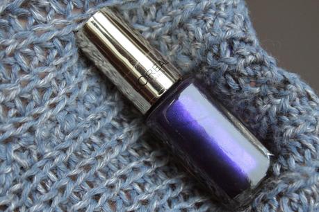 Hélène aime ... son vernis Divine Indigo de chez L'Oréal !