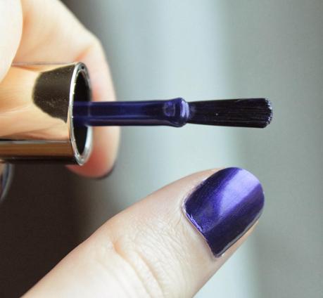 Hélène aime ... son vernis Divine Indigo de chez L'Oréal !