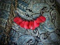Rose lala et ses bijoux en graine de Tagua (mini-concours photo inside)