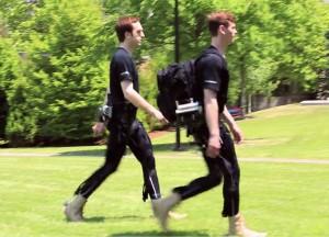 Destiné aux soldats américains du futur, un exosquelette à base de textiles permettrait un complément de puissance de 20% pendant la marche.