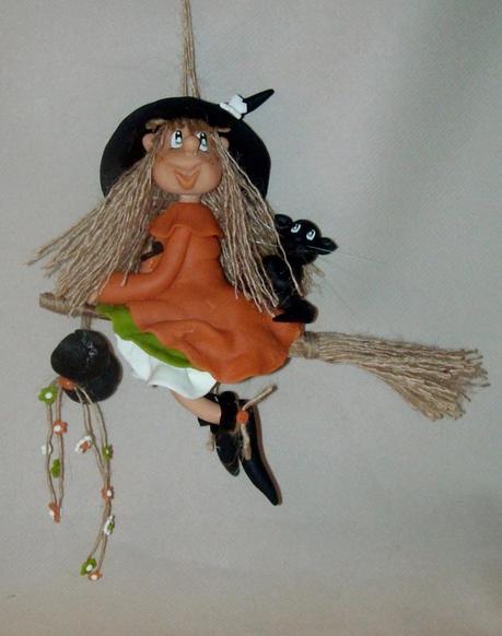 Sorcière avec son p'tit chat   à suspendre