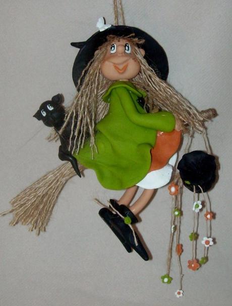 Sorcière avec son p'tit chat   à suspendre
