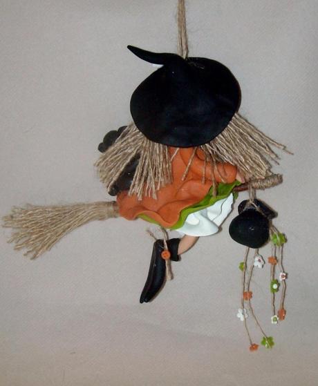 Sorcière avec son p'tit chat   à suspendre