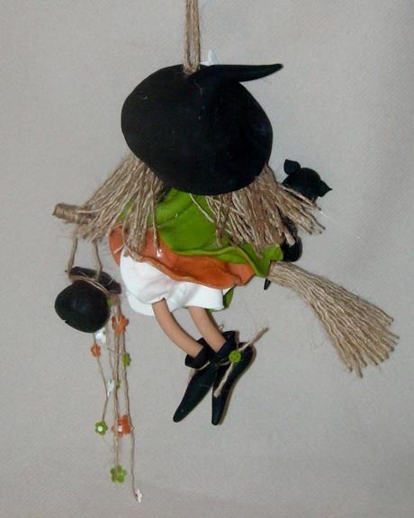 Sorcière avec son p'tit chat   à suspendre