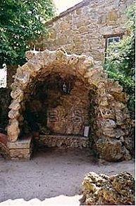 La grotte dans le jardin près de l'église.