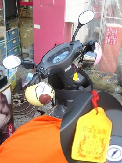 Blog de taiwaninside : Taiwan, vue de l'intérieur, Porte bonheur attaché sur un scooter