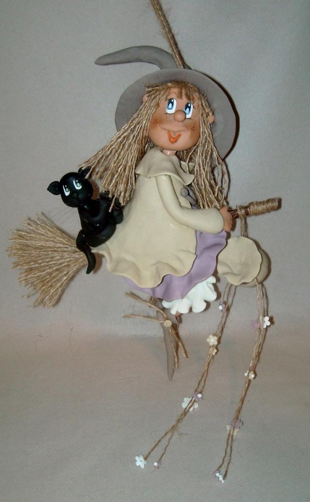 Sorcière avec son p'tit chat   à suspendre    