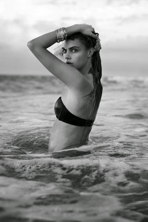 Cara Delevingne divine dans la campagne des bijoux John Hardy...