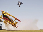 Duel l’extrême: Sauter moto dessus d’un avion
