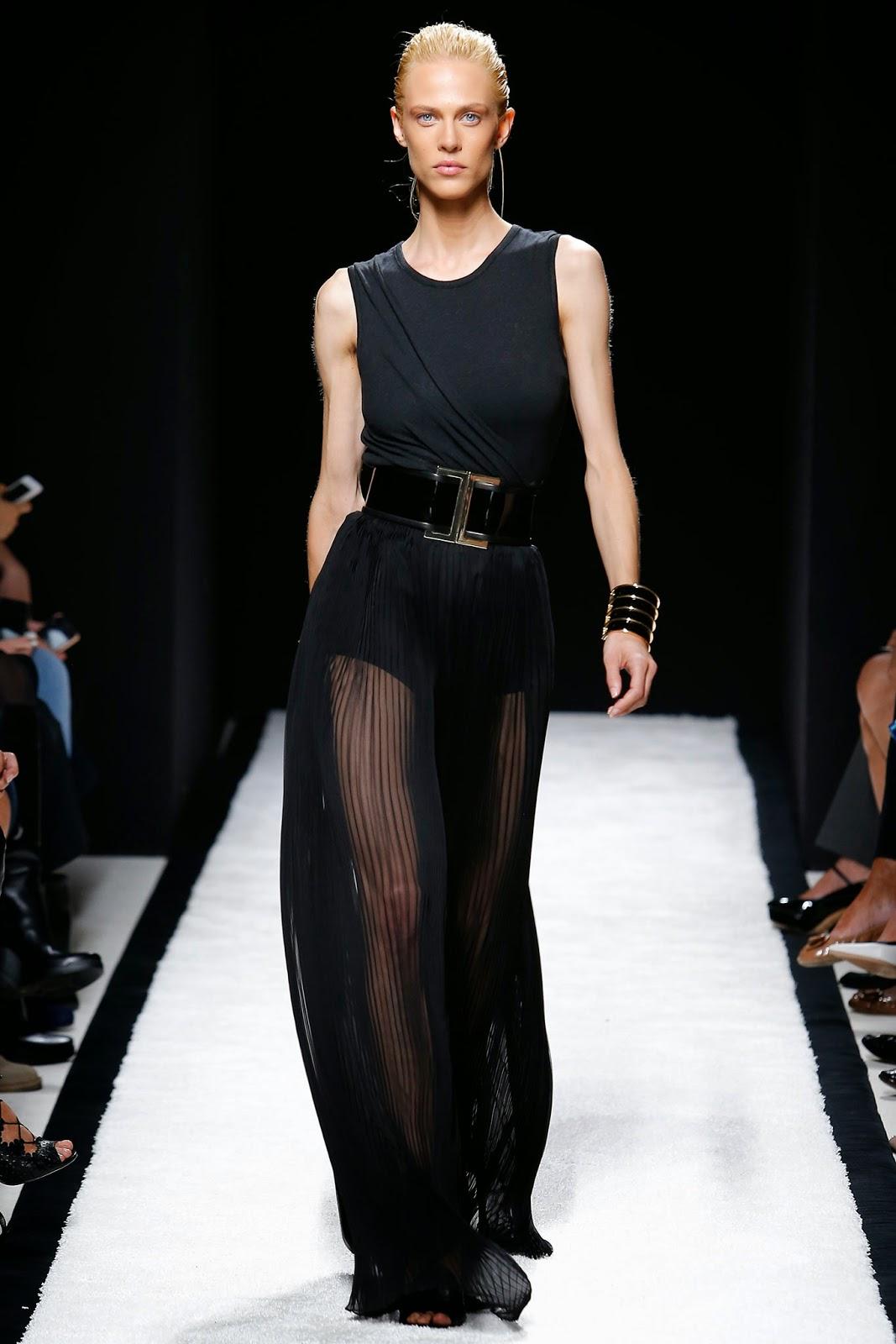 La féminité conquérante du défilé Balmain...