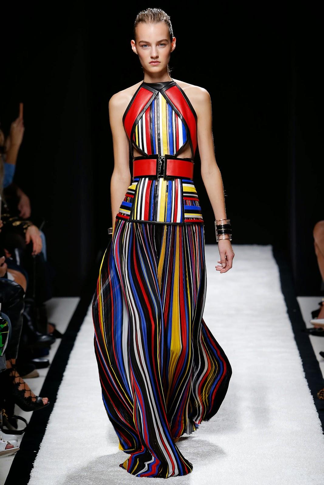 La féminité conquérante du défilé Balmain...