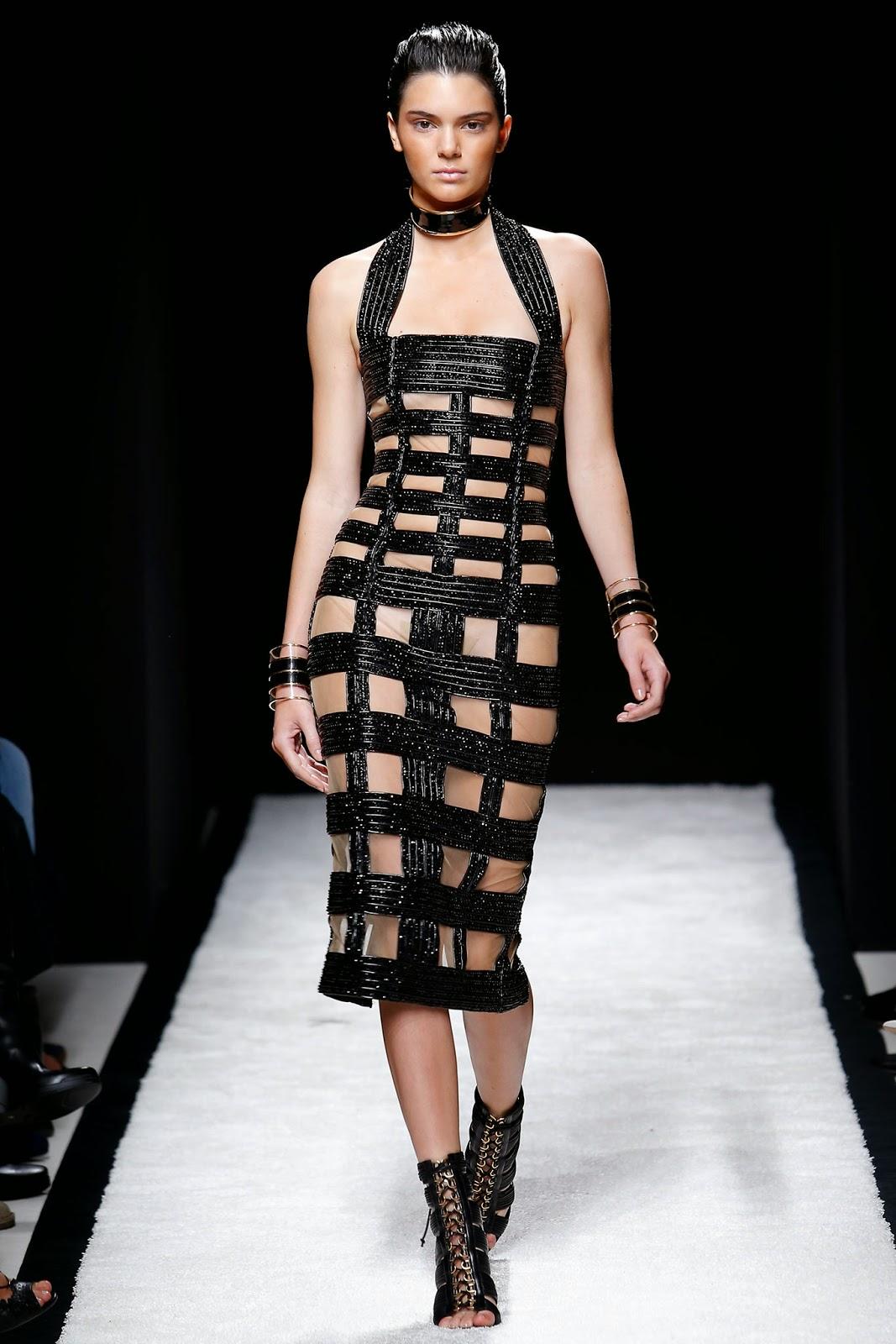 La féminité conquérante du défilé Balmain...