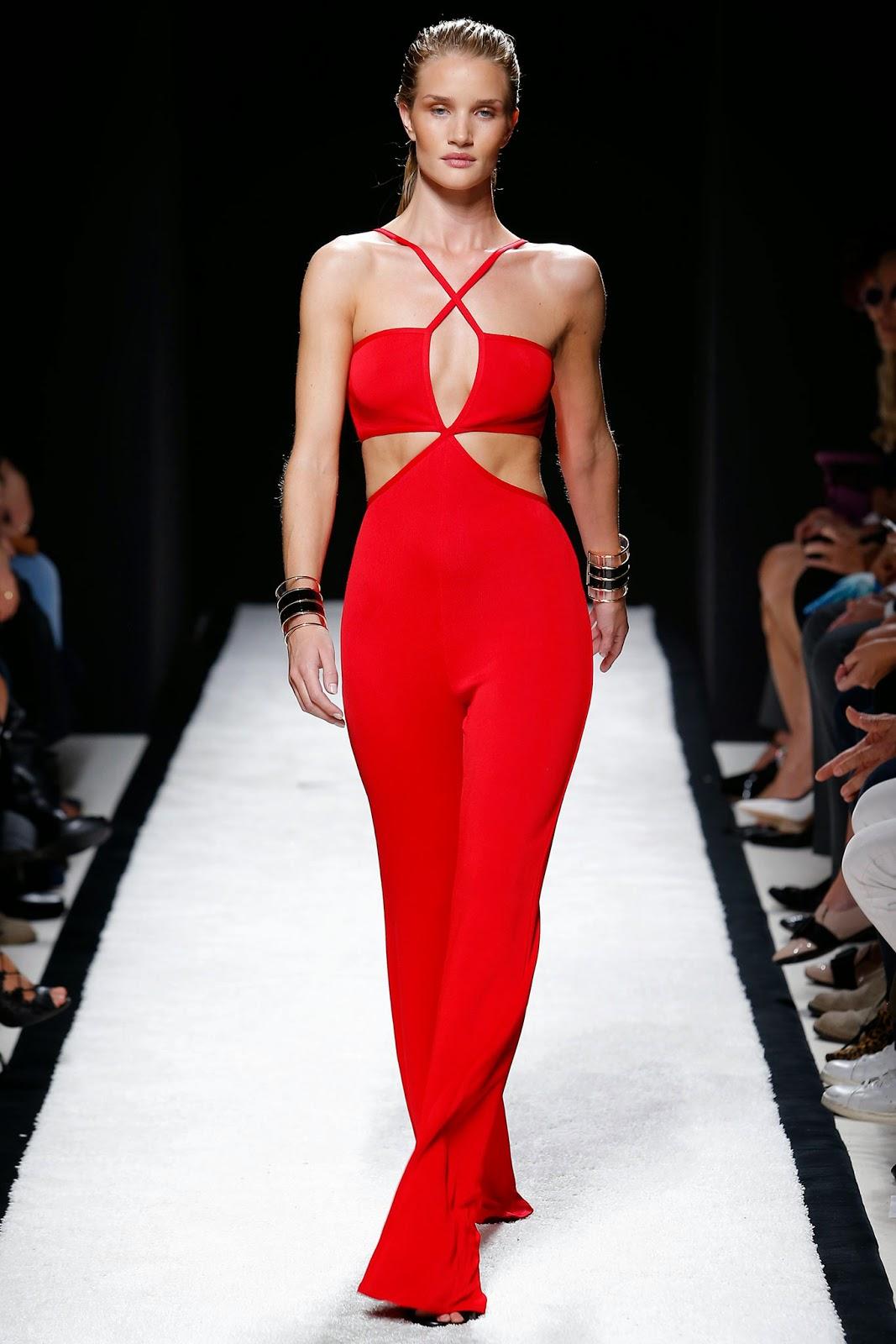 La féminité conquérante du défilé Balmain...