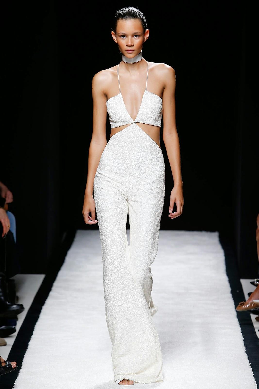 La féminité conquérante du défilé Balmain...