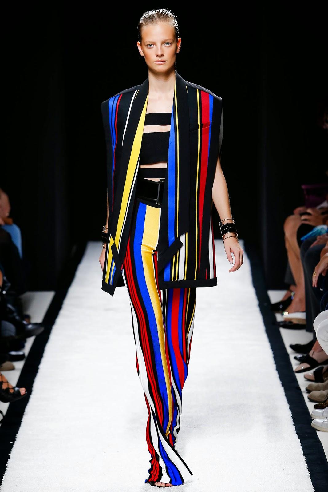 La féminité conquérante du défilé Balmain...