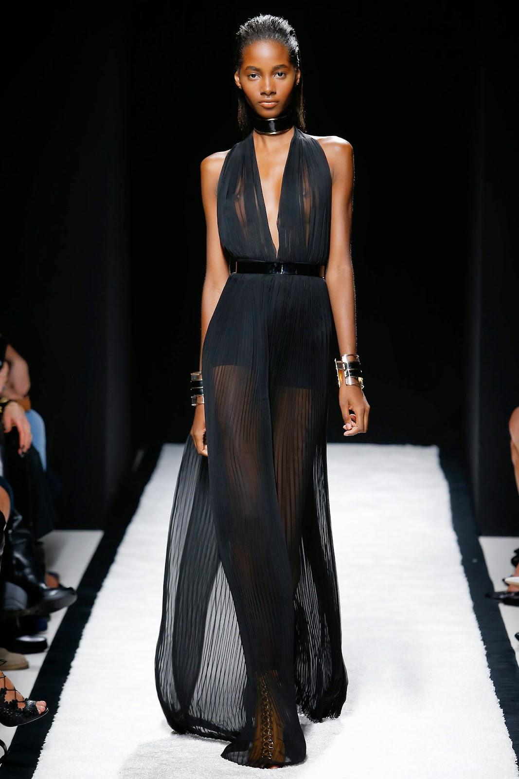 La féminité conquérante du défilé Balmain...