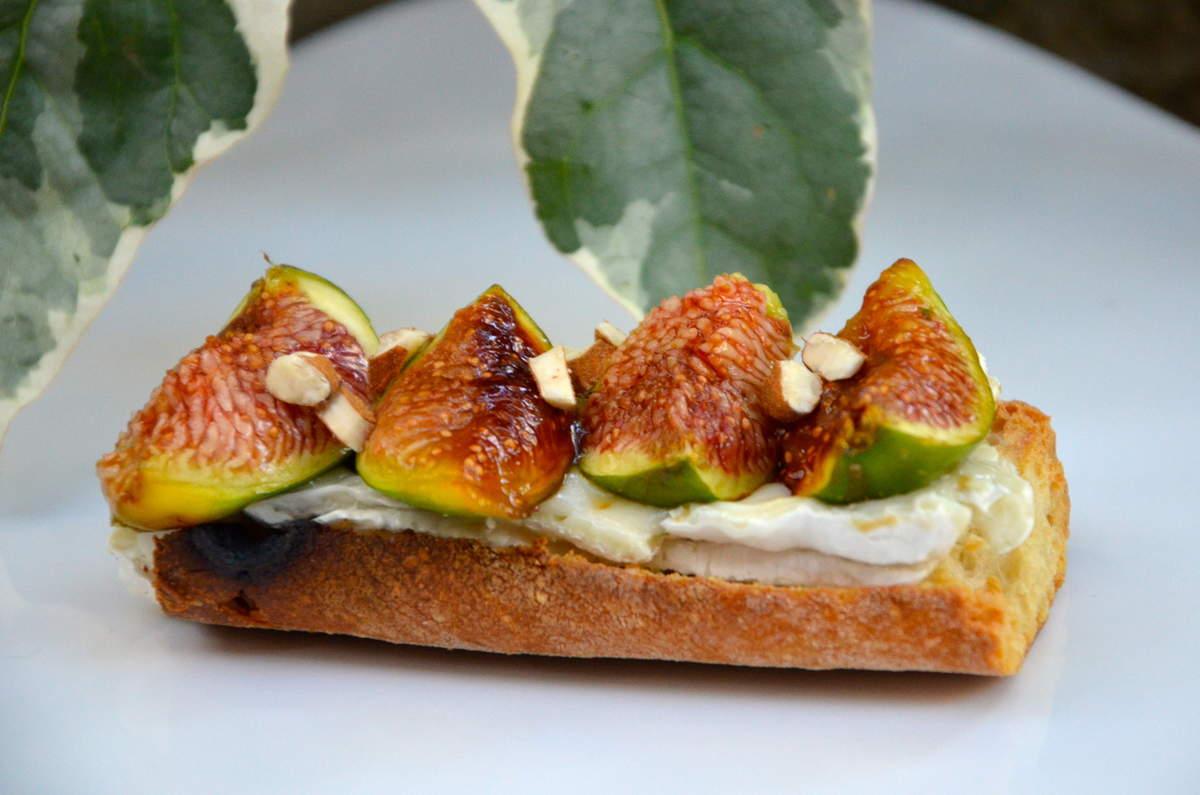 Tartine de fromage de chèvre aux figues, miel et noisettes