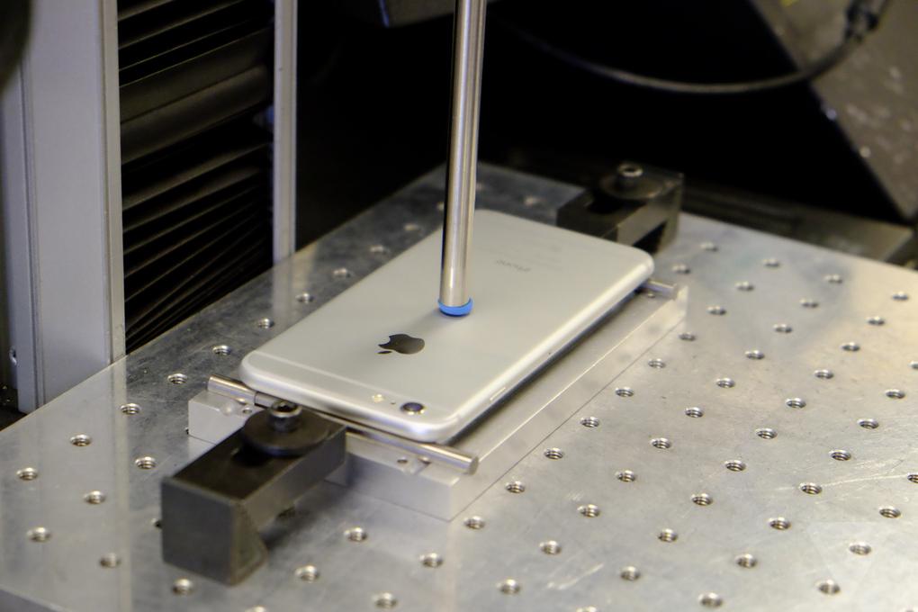 Apple ouvre les portes de son labo de test pour iPhone 6