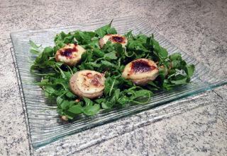 Salade au chèvre, fonds d’artichaut et pignons de pin