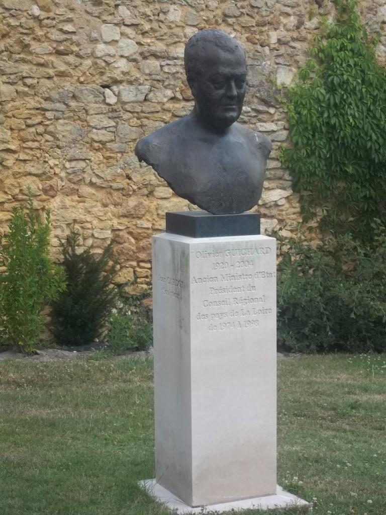 Descendant d'un baron de l'Empire et lui-même du baron du gaullisme, il fut un des bétonneurs en chef de la France des années 1970... Ce n'était pas une crapule, d'accord, mais si les pigeons chient sur ce buste, je ne le nettoierai pas ! 