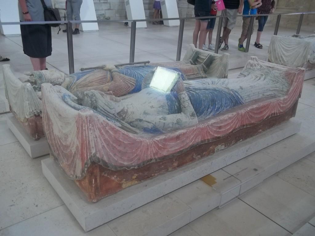 Comment va Aliénor d'Aquitaine ? Toujours morte, merci pour elle ! C'est bien un livre qu'elle tient dans les mains et non pas une tablette numérique en dépit de ce que pourrait vous laisser croire le reflet du flash. 