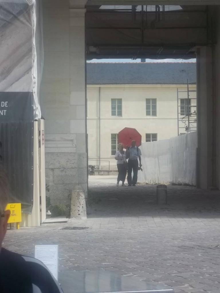 Il faisait un temps chaud et estival ce jour-là ; mais certains sont d'une prévoyance qui confine à la maniaquerie... 