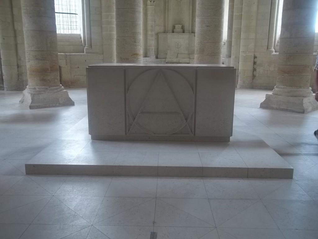 Vous trouvez ça malin, vous, de foutre le sigle de l'anarchie dans une abbaye ? 