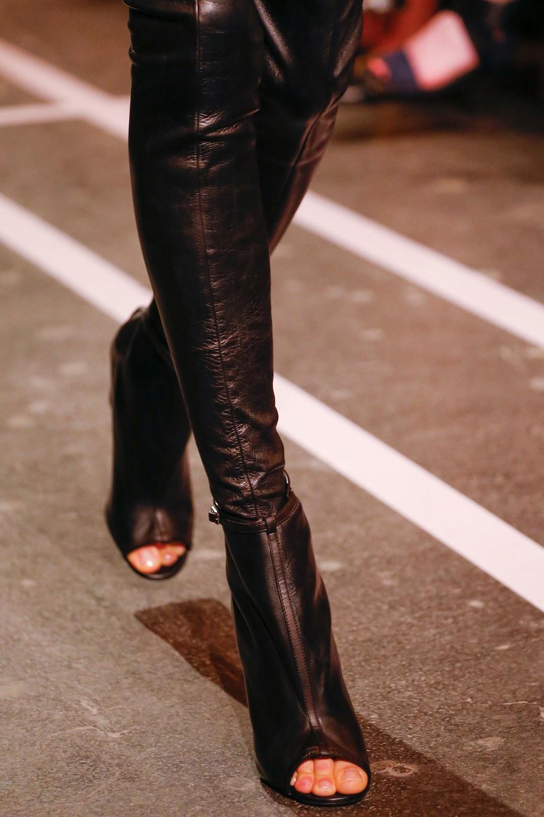 La shoes de la fashion week : Les cuissardes open toes de Givenchy...
