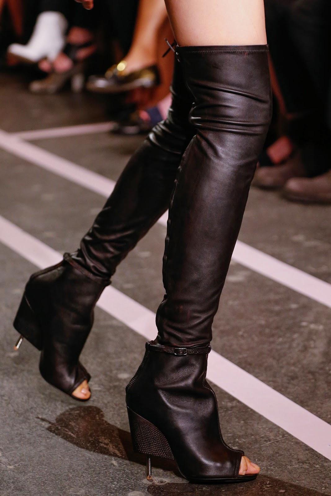La shoes de la fashion week : Les cuissardes open toes de Givenchy...
