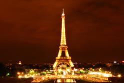 Crédit : Paris la nuit par Shutterstock
