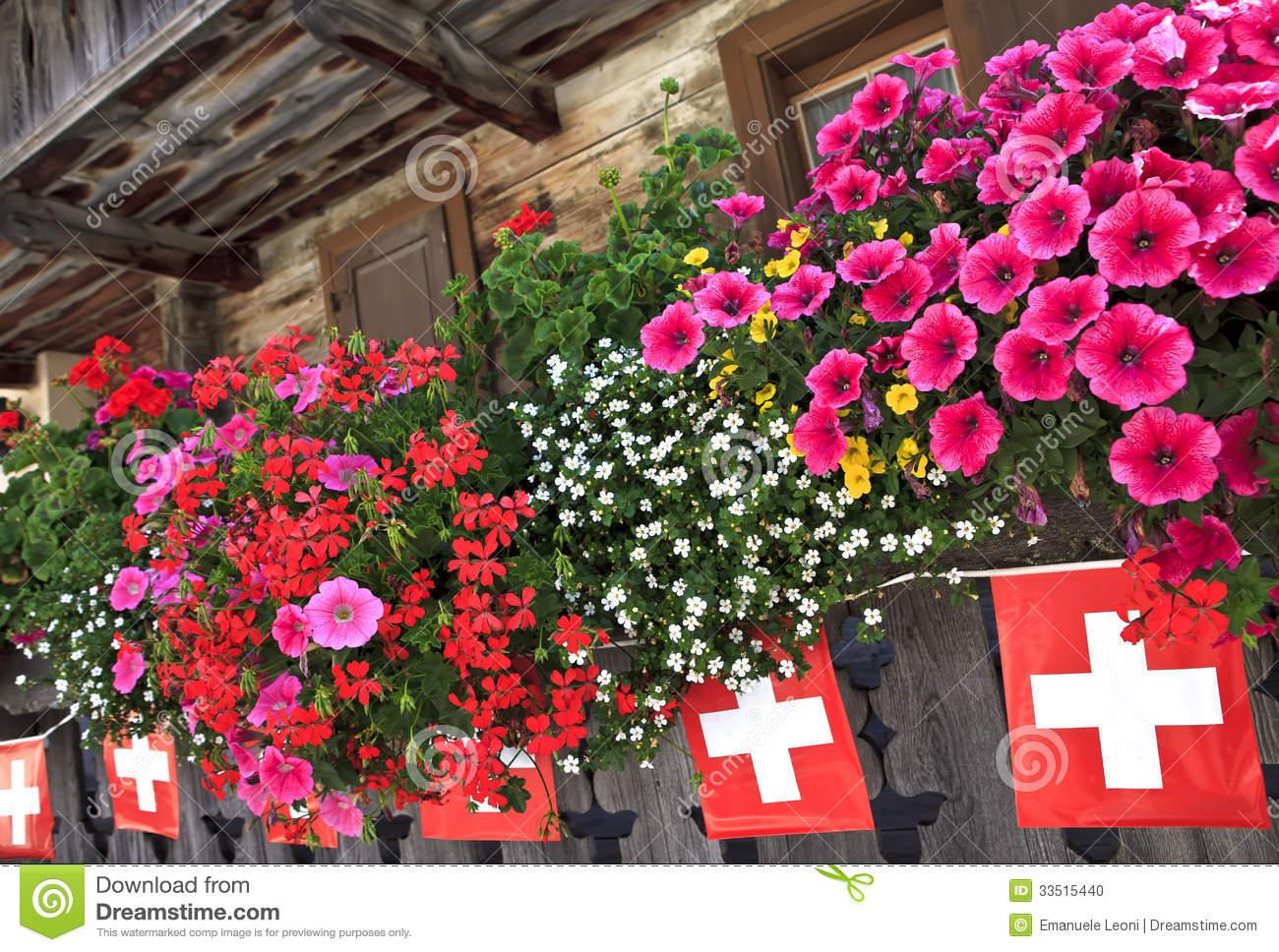 balcon-et-drapeaux-sur-le-chalet-dans-les-alpes-suisses-33515440.jpg
