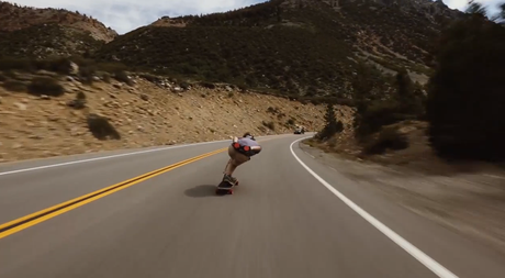 James Kelly à pleine vitesse en longboard sur route ouverte!