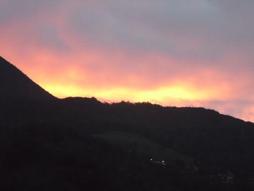 première photo, ciel nuageux à gauche et à droite ciel flamboyant  et en quelques minutes il a changé et devenu tout gris