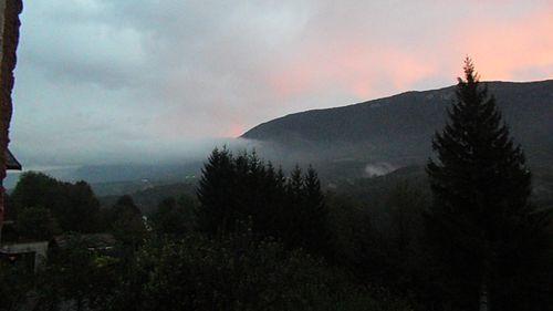 première photo, ciel nuageux à gauche et à droite ciel flamboyant  et en quelques minutes il a changé et devenu tout gris
